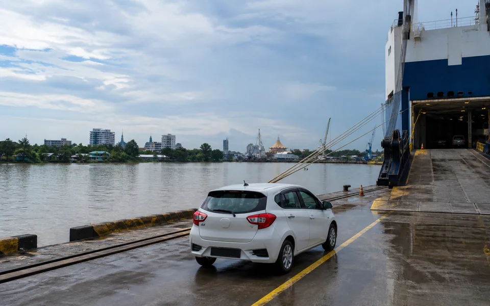 Kenderaan berhampiran kapal RORO di terminal Sungai Sarawak