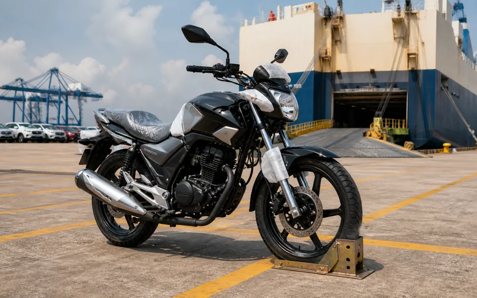 Motosikal disediakan untuk penghantaran laut di terminal RORO Malaysia