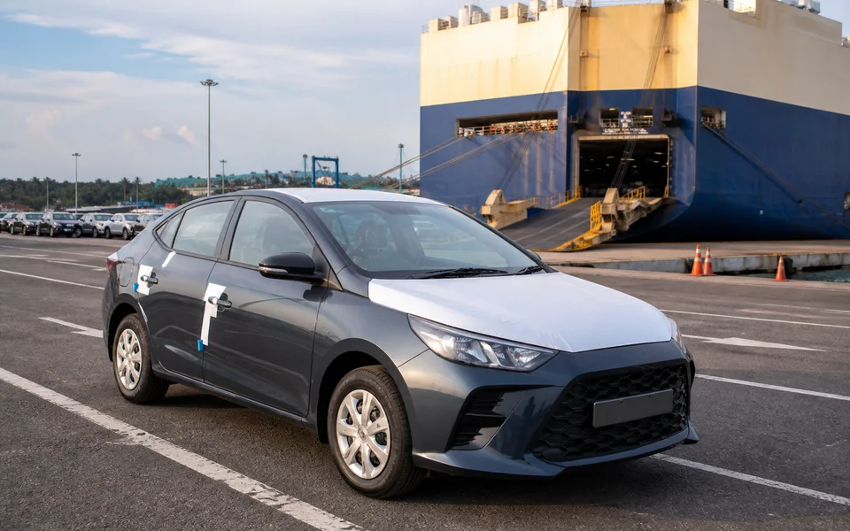 Sedan hatchback disediakan untuk penghantaran laut di terminal kenderaan Malaysia