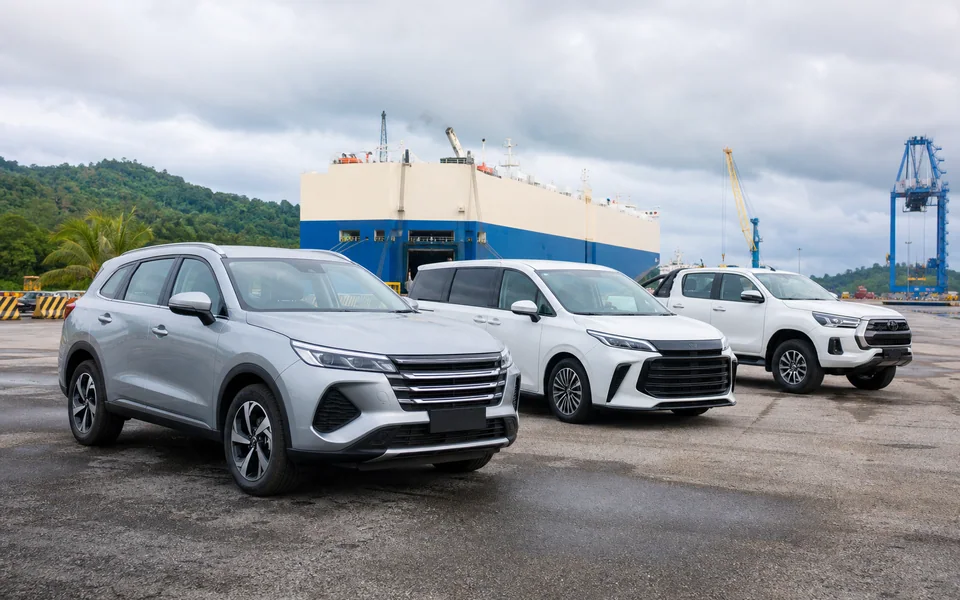 Kategori SUV MPV dan 4x4 di terminal pelabuhan Malaysia