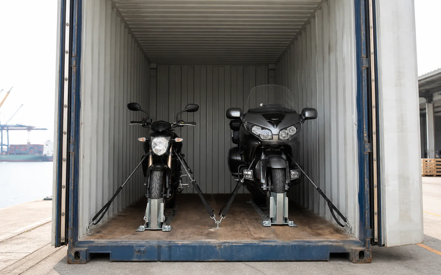 Motosikal diikat dalam kontena penghantaran