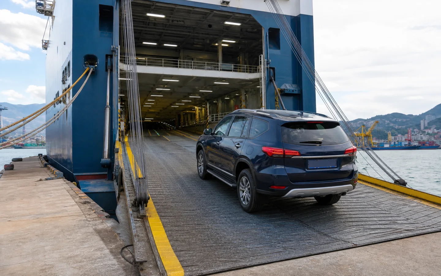 SUV memasuki kapal kargo RORO
